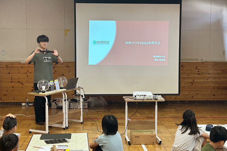【開催報告】新宿区立中町図書館で本学学生がイベント「サイエンスわくわくランド！〜光のひみつをのぞいてみよう〜」を開催（7/20）