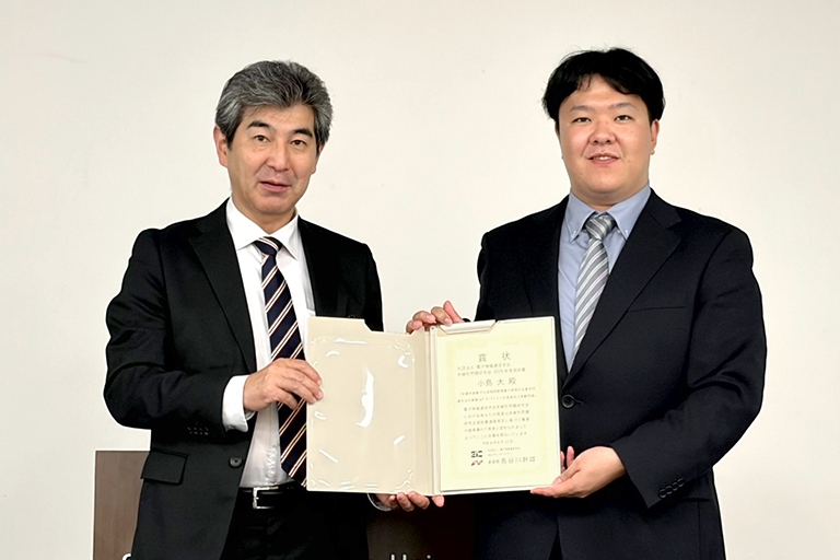 左から、長谷川教授、小島さん