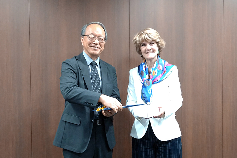 東京理科大学の石川 正俊学長（左）とトリノ大学のCristina Prandi学長（右）