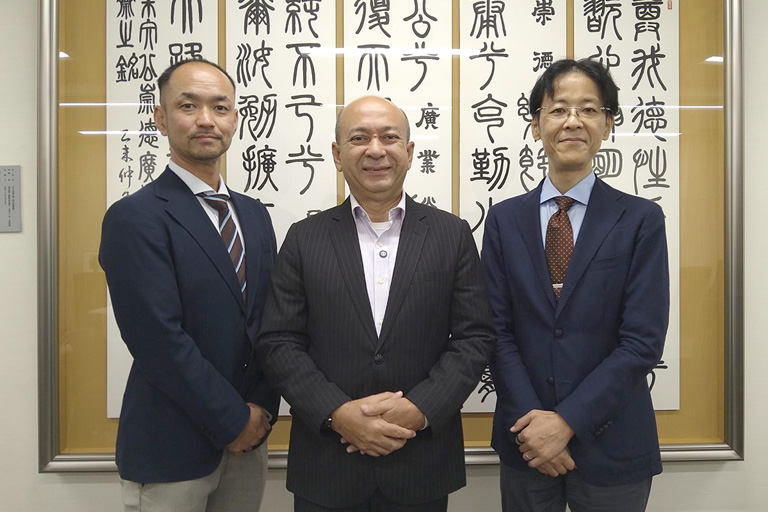 竹村裕教授（左）マレーシアプルリス大学のZaliman Sauli学長（中央）近藤行成副学長（右）