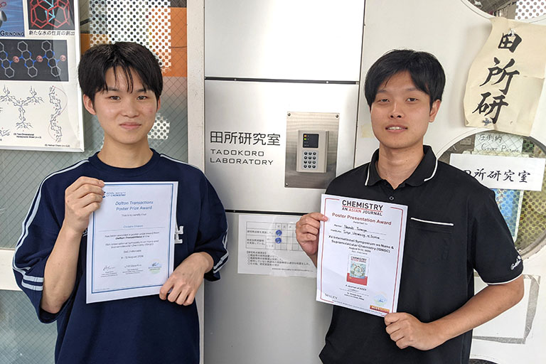 ISNSC2026において本学大学院生らがDalton Transactions Poster Prize Award、Poster Presentation Awardを受賞