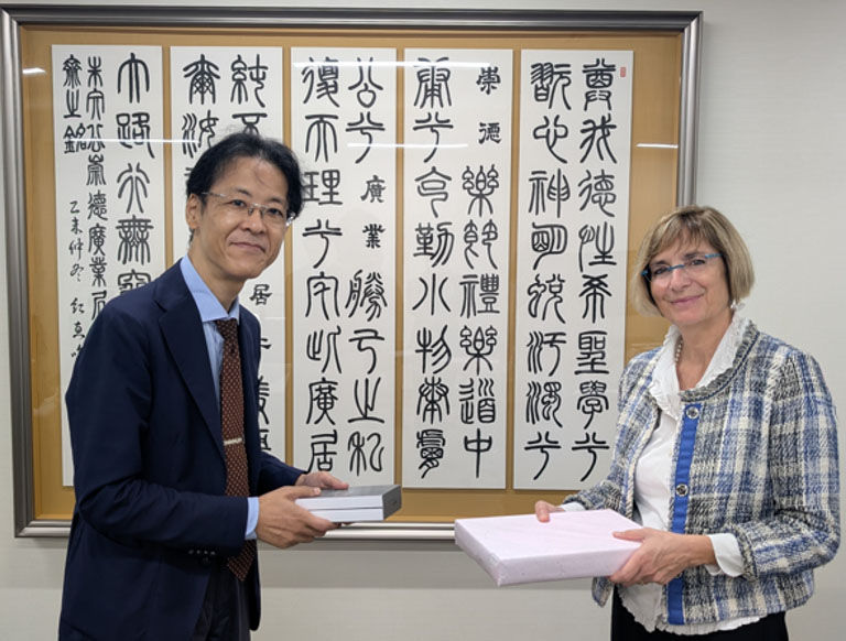 東京理科大学の近藤行成副学長（左）とパドヴァ大学のMara THIENEダブルディグリープログラムおよび国際ランキング担当学長代理（右）
