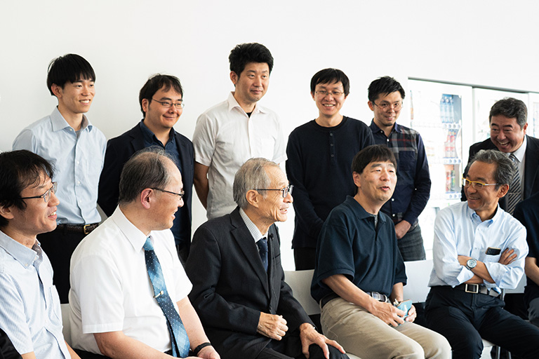 硤合栄誉教授が理学部第一部応用化学科に来訪しました