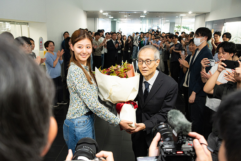 硤合栄誉教授が理学部第一部応用化学科に来訪しました